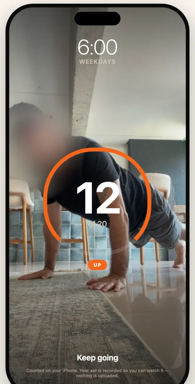 Tela do desafio com uma pessoa no meio de uma flexão ao lado do celular e o contador em 12 de 20